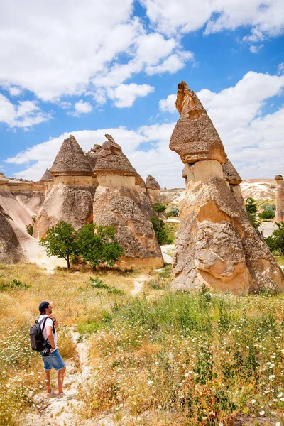 Joven Explorando Pasabag Monks Valley Capadocia Turquía Con Formaciones Rocosas —  Fotos de Stock