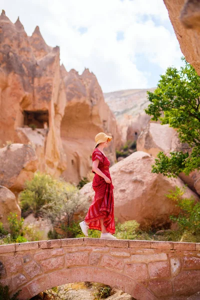 Молодая Женщина Идущая Долине Зелен Каппадокии Турция Среди Скальных Образований — стоковое фото