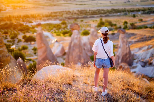 Back View Teenage Girl Enjoying Stunning Sunset While Hiking Beautiful — Stock Photo, Image