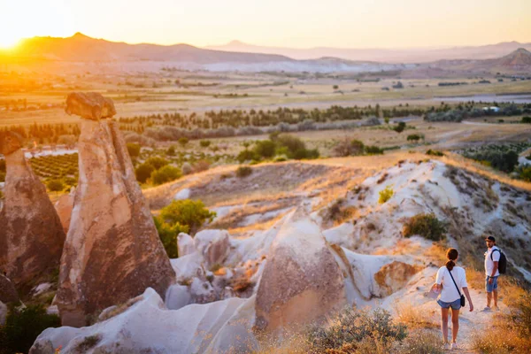 카파도키아 터키에 근처의 아름다운 계곡을 소녀의 석양을 뒤돌아보면서 — 스톡 사진
