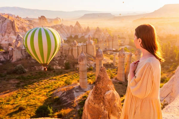 Junge Frau Bewundert Landschaft Von Heißluftballons Die Über Das Tal — Stockfoto