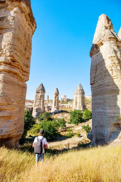 카파도키아 터키에 계곡에 의형성 굴뚝들 가운데서 — 스톡 사진