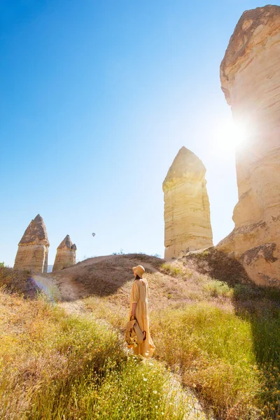 Mujer Joven Caminando Valle Gorkundere Capadocia Turquía Entre Formaciones Rocosas —  Fotos de Stock