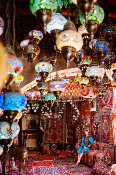 Beautiful Woman Traditional Turkish Dress Surrounded Colorful Lanterns Carpets —  Fotos de Stock