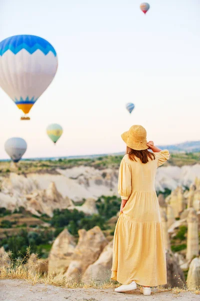 Νεαρή Γυναίκα Θαυμάζει Τοπίο Των Αερόστατων Θερμού Αέρα Που Πετούν — Φωτογραφία Αρχείου