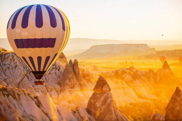 Gorgeous Sunrise Scenery Hot Air Balloons Flying Love Valley Rock — Stockfoto