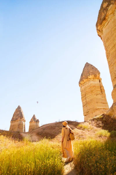 Młoda Kobieta Spacerująca Dolinie Gorkundere Cappadocia Turcja Między Formacjami Skalnymi — Zdjęcie stockowe
