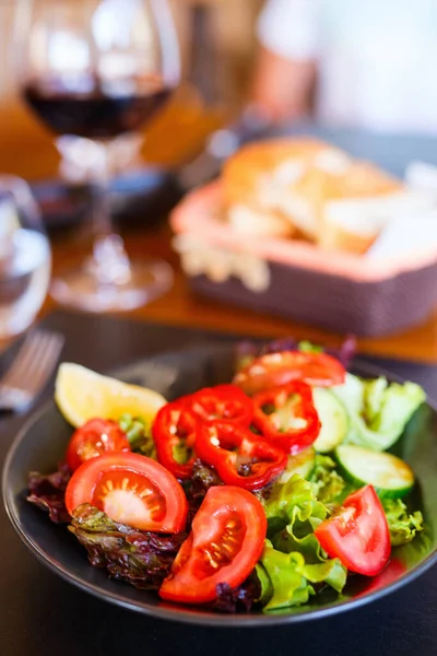 Deliciosa Salada Legumes Frescos Servidos Para Almoço — Fotografia de Stock
