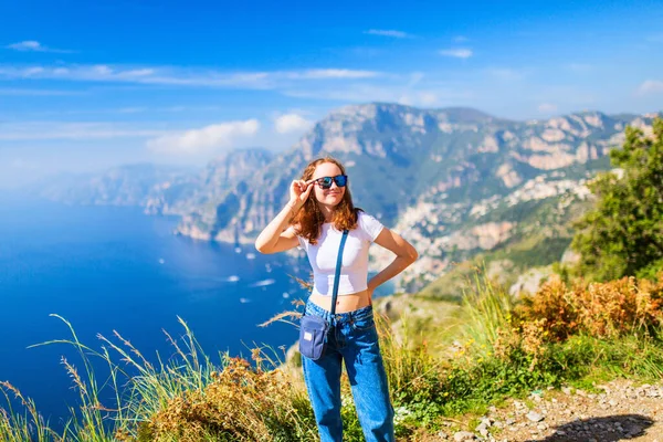 Tini Lány Élvezi Lenyűgöző Kilátás Nyílik Amalfi Tengerpart Olaszországban Miközben — Stock Fotó