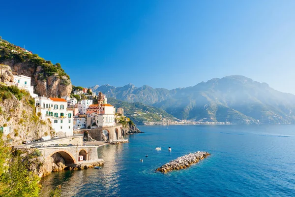 Talya Nın Amalfi Kıyısındaki Küçük Atrani Kasabası Plajı Göz Kamaştırıcı — Stok fotoğraf