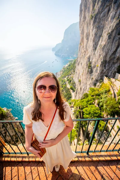 イタリアのカプリ島のクルップ サーペンタイン パスと海岸線の景色を楽しむ美しい女性 — ストック写真