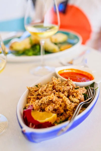 Lezzetli Kızarmış Deniz Ürünleri Aperatifi Restoranda Öğle Yemeğinde Beyaz Şarapla — Stok fotoğraf