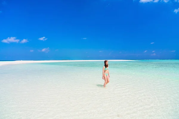 Roztomilé Dospívající Dívka Pláži Během Letní Dovolené Maledivách — Stock fotografie