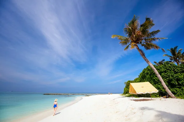 Jonge Vrouw Wit Zand Tropisch Strand Omgeven Door Turquoise Oceaan — Stockfoto