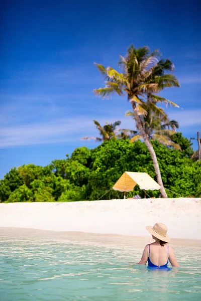 Junge Frau Weißen Sandstrand Umgeben Von Türkisfarbenem Meerwasser Der Malediven — Stockfoto