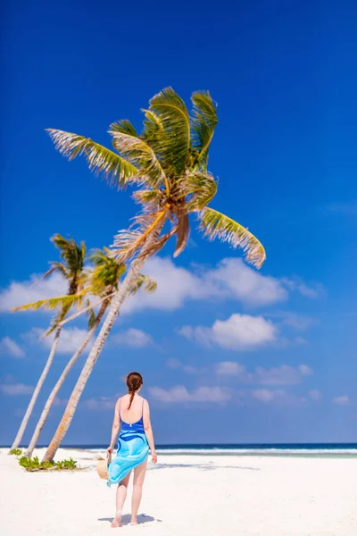 모래사장에 여자가 몰디브의 청록색 바닷물에둘러 — 스톡 사진