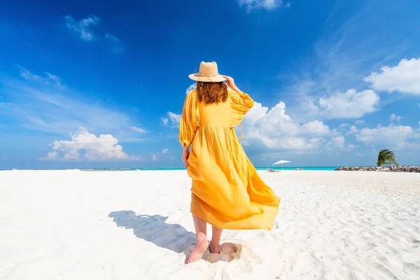モルディブの白い砂浜で休暇を楽しむ若い女性 — ストック写真