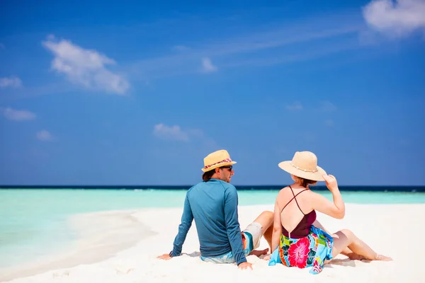 몰디브의 해변에서 휴가를 보내고 부부의 — 스톡 사진