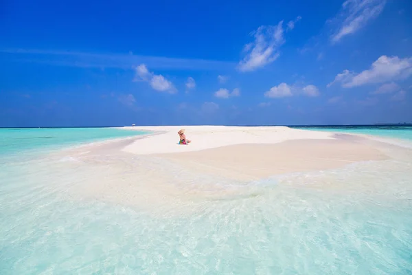 Jonge Vrouw Wit Zand Tropisch Strand Omgeven Door Turquoise Oceaan — Stockfoto