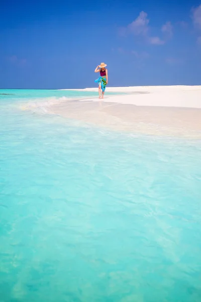 马尔代夫碧绿海水环绕的热带白沙滩上的年轻女子 — 图库照片