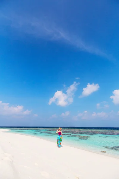 Молодая Женщина Белом Песке Тропического Пляжа Окружении Бирюзовой Морской Воды — стоковое фото