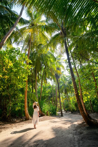 Красивая Женщина Белом Платье Тропических Пальмовых Джунглях — стоковое фото