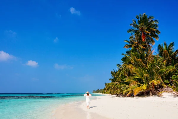 Giovane Donna Sulla Spiaggia Tropicale Sabbia Bianca Circondata Dall Acqua — Foto Stock