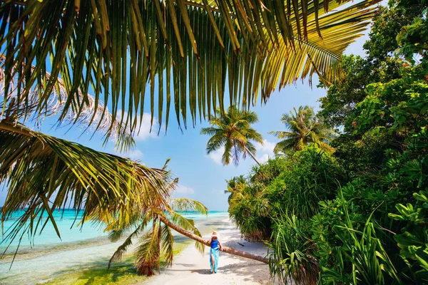 Молодая Женщина Белом Песке Тропического Пляжа Окружении Пальм Мальдивах — стоковое фото