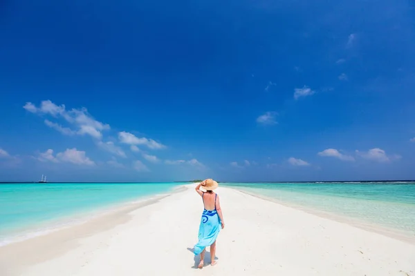 모래사장에 여자가 몰디브의 청록색 바닷물에둘러 — 스톡 사진