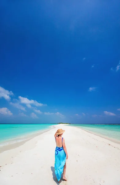 Jonge Vrouw Wit Zand Tropisch Strand Omgeven Door Turquoise Oceaan — Stockfoto