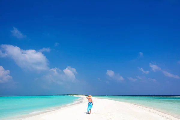 Νεαρή Γυναίκα Λευκή Άμμο Τροπική Παραλία Που Περιβάλλεται Από Τυρκουάζ — Φωτογραφία Αρχείου