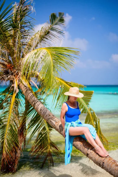 Νεαρή Γυναίκα Λευκή Άμμο Τροπική Παραλία Που Περιβάλλεται Από Φοίνικες — Φωτογραφία Αρχείου