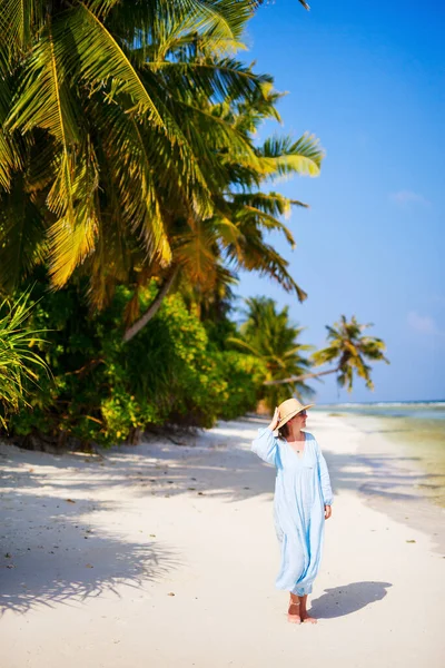 Beyaz Kumsalda Genç Bir Kadın Maldivler Turkuaz Okyanus Suyuyla Çevrili — Stok fotoğraf