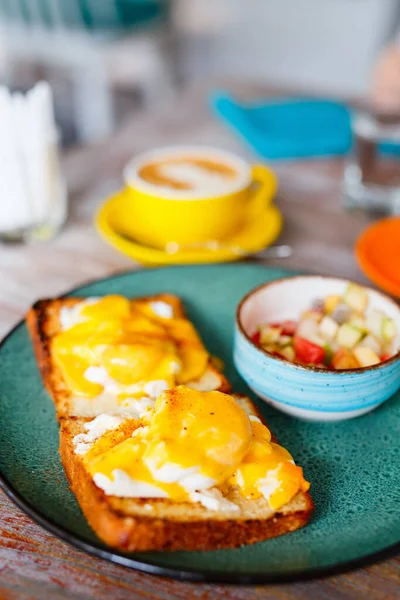 Delicious Breakfast Eggs Benedict Juice — Stock Photo, Image