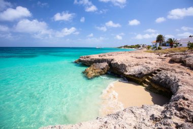 Idyllic tropical beach with white sand and turquoise ocean water on Aruba island in Caribbean