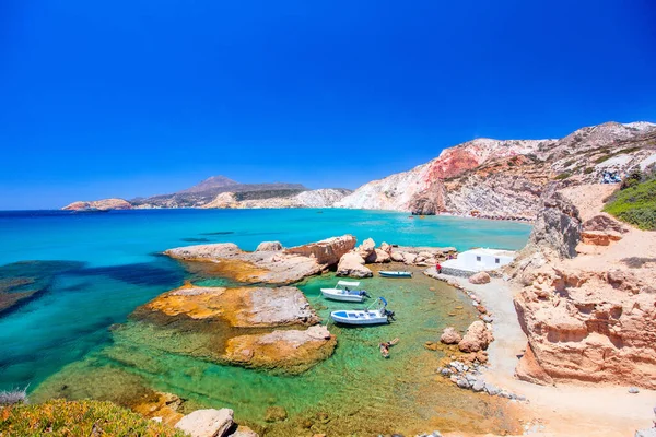 Idilliaca Spiaggia Fyriplaka Circondata Splendide Scogliere Sull Isola Greca Milos — Foto Stock