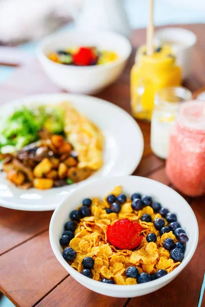 Delicious Cereal Milk Fresh Berries Served Breakfast — Foto Stock