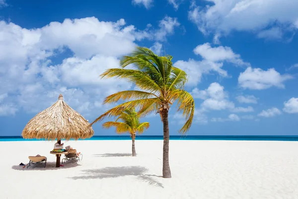 Idyllic Tropical Beach White Sand Palm Trees Turquoise Caribbean Sea — Stok fotoğraf