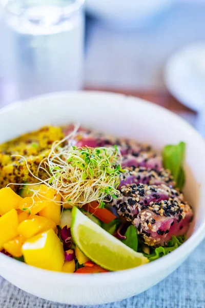 Ebédet Szolgálnak Fel Finom Nyers Tonhal Saláta — Stock Fotó