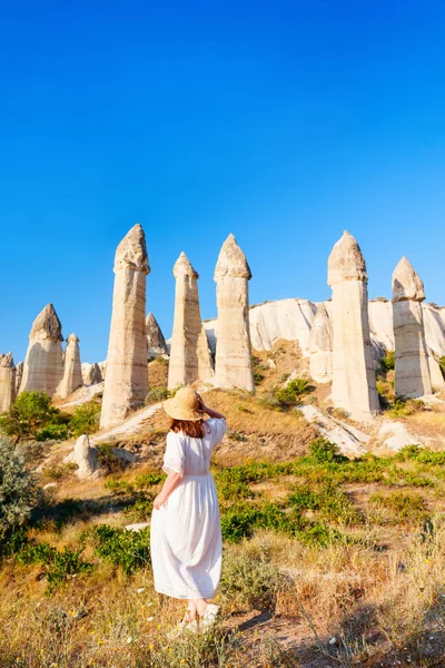 Young Woman Walking Love Valley Cappadocia Turkey Rock Formations Fairy — Fotografia de Stock