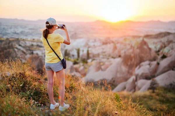 Teenage Κορίτσι Απολαμβάνοντας Εκπληκτικό Ηλιοβασίλεμα Ενώ Πεζοπορία Στο Red Valley — Φωτογραφία Αρχείου