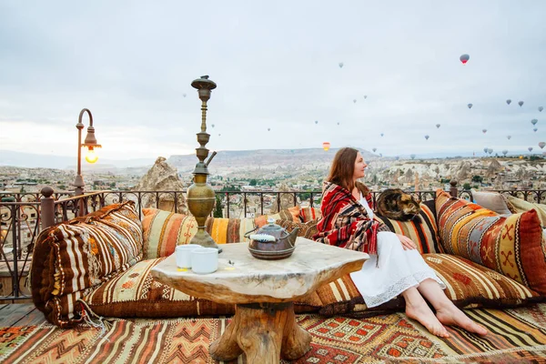 Young Woman Relaxing Terrace Amazing Morning View Hot Air Balloons — Stock Photo, Image