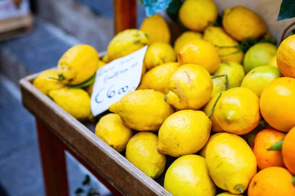 イタリアの市場で新鮮なレモンの選択 — ストック写真