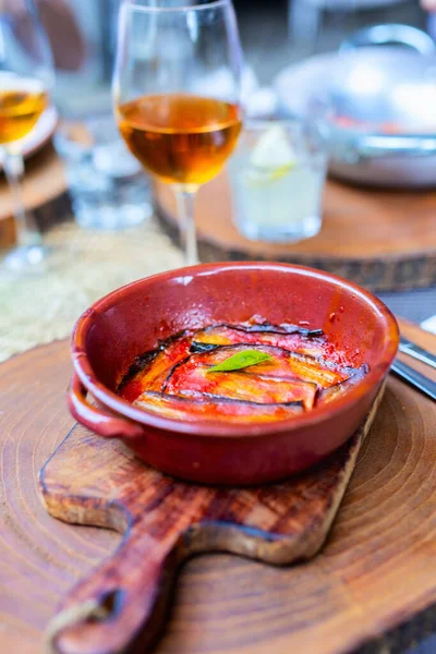 Köstliche Auberginen Vorspeise Mit Hausgemachtem Wein Zum Mittagessen Restaurant — Stockfoto