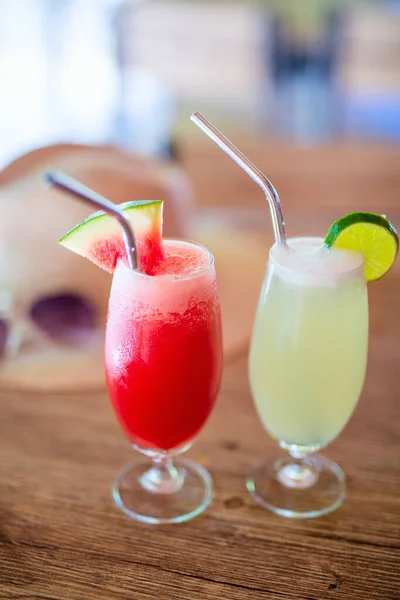 Nahaufnahme Von Farbenfrohen Tropischen Wassermelonen Und Zitronensäften Serviert Einer Bar — Stockfoto