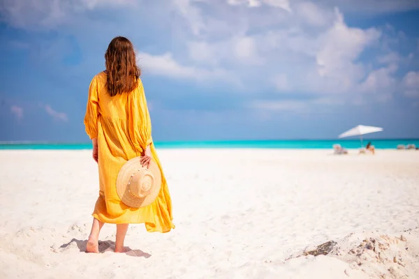 马尔代夫热带白沙滩上的年轻女子享受假期 — 图库照片