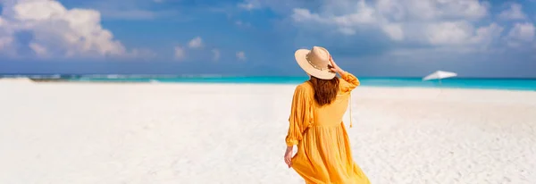 Jovem Mulher Areia Branca Praia Tropical Maldivas Desfrutando Férias — Fotografia de Stock