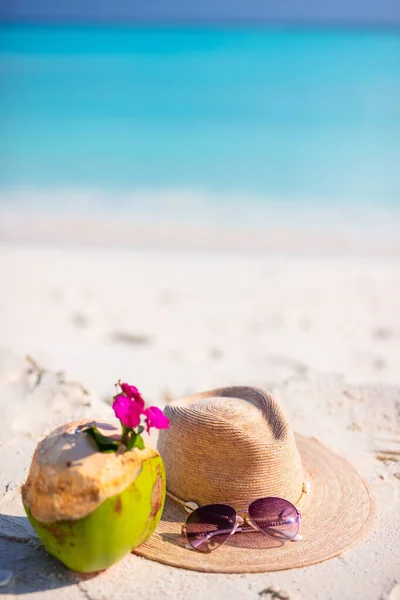 Slaměný Klobouk Sluneční Brýle Kokos Tropické Bílé Písečné Pláži — Stock fotografie