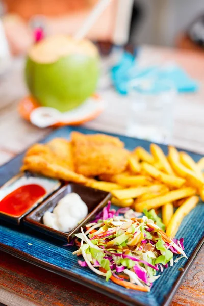 Nahaufnahme Von Fisch Pommes Frites Und Grünem Salat Zum Mittagessen — Stockfoto