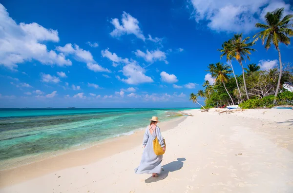 Молодая Женщина Белом Песке Тропического Пляжа Окружении Бирюзовой Морской Воды — стоковое фото